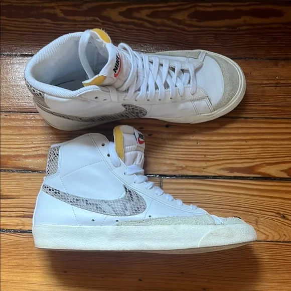 Nike High-Top Sneakers in White‎ and Tan Jordan 1 Retro High OG Sail University Red – WOODstack main image 4